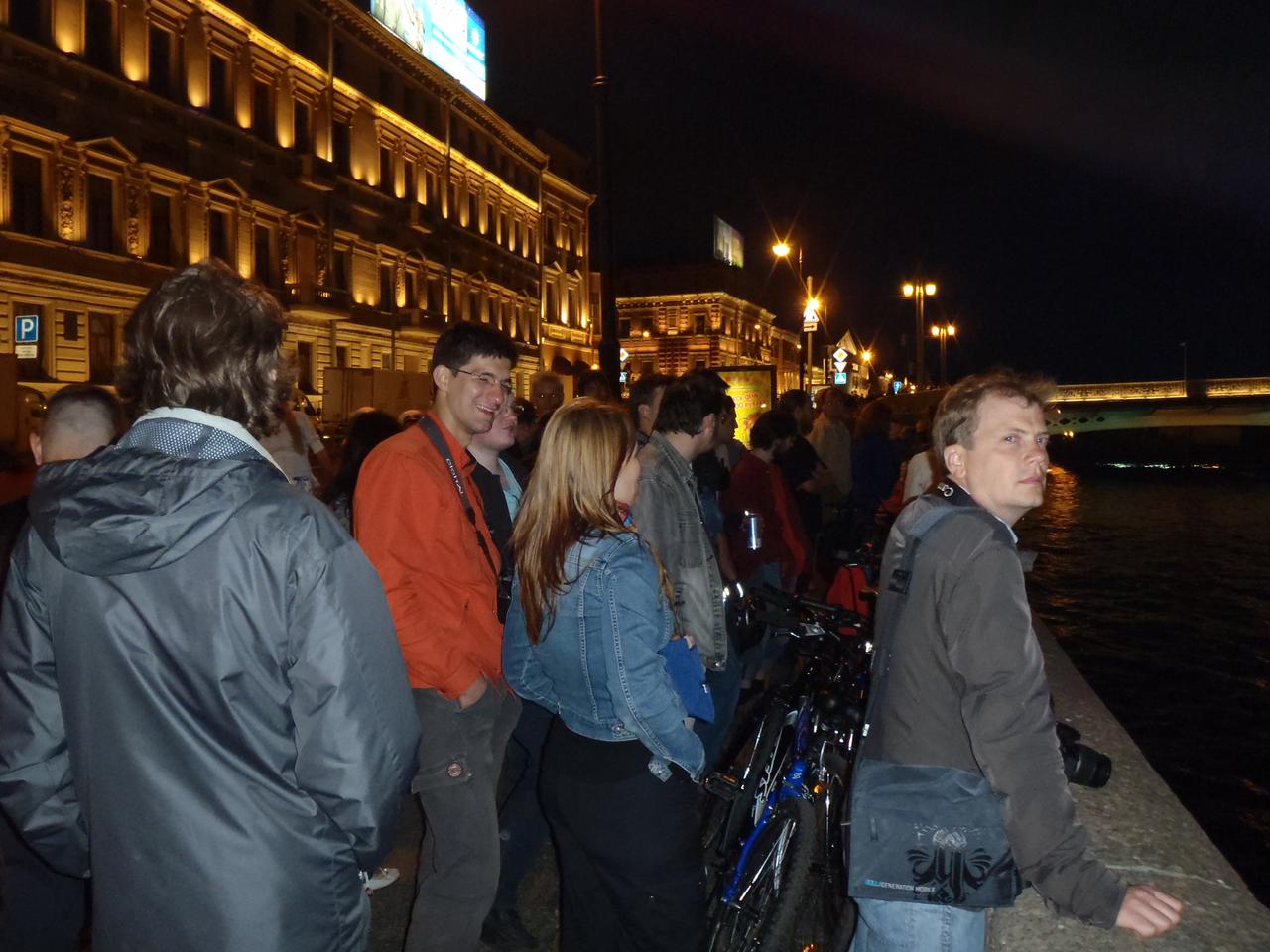 Гентушники любят наблюдать не только за сборкой, но и за разборкой (разводом мостов)